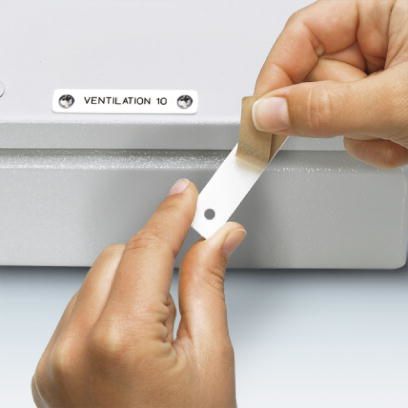 Маркировочные изделия для наклеивания, крепления с помощью винтов или заклепок-US-EMLSP (28X10) YE